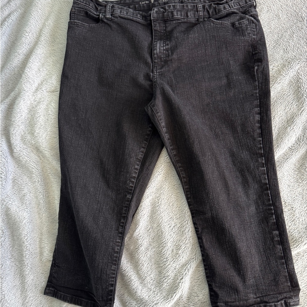 Jennifer Lopez Women’s Plus Size 22W Capri Jeans – Black